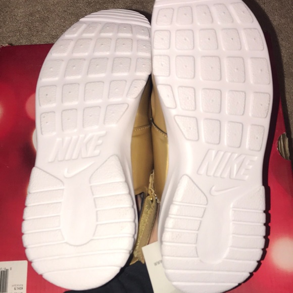 Womens size 6 NIKE sandal - Picture 4 of 5